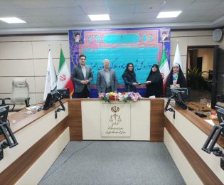 تجلیل ریاست کانون سردفتران و دفتریاران استان البرز و مدیرکل ثبت اسناد و املاک استان البرز از حافظان قرآن