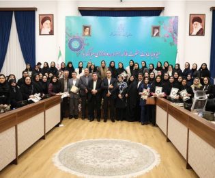 به مناسبت ولادت حضرت فاطمه و روز زن از بانوان منتخب سردفتر سراسر کشور در سازمان ثبت اسناد و املاک کشور تقدیر شد | حضور رئیس کانون سردفتران و دفتریاران استان البرز به همراه مسئول کمیسیون بانوان کانون البرز در این مراسم